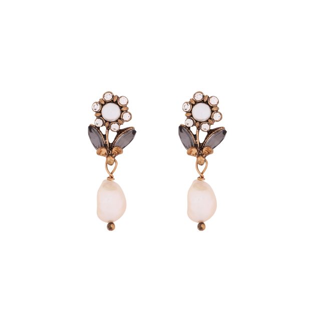 Daisy Pearl Earrings €23.99 JANEYMAC