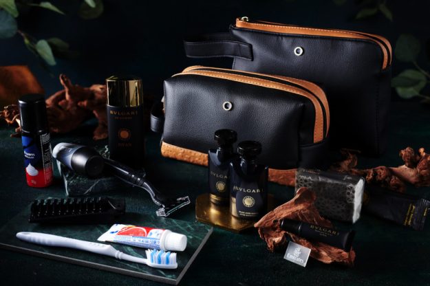 800_emiratesfirstclassamenitykits2023-tanandblack